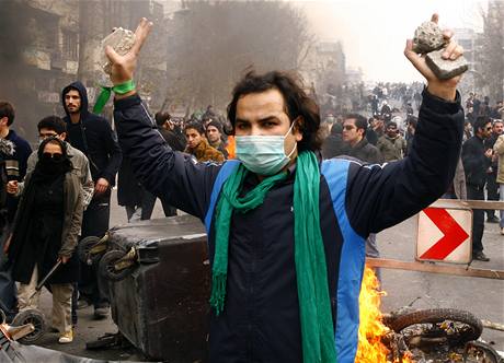 Potlait opozici, i takový úel plní exemplární soudy revoluního tribunálu. Snímek zachycuje protesty v Teheránu z loského prosince.